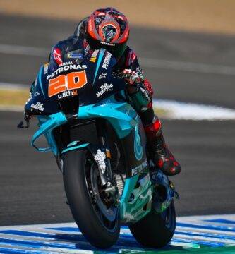 Fabio Quartararo pilotando la Yamaha del Petronas Yamaha SRT en el Circuito de Jerez durante los entrenamientos libres de MotoGP