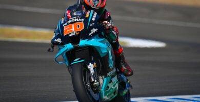 Fabio Quartararo pilotando la Yamaha del Petronas Yamaha SRT en el Circuito de Jerez durante los entrenamientos libres de MotoGP