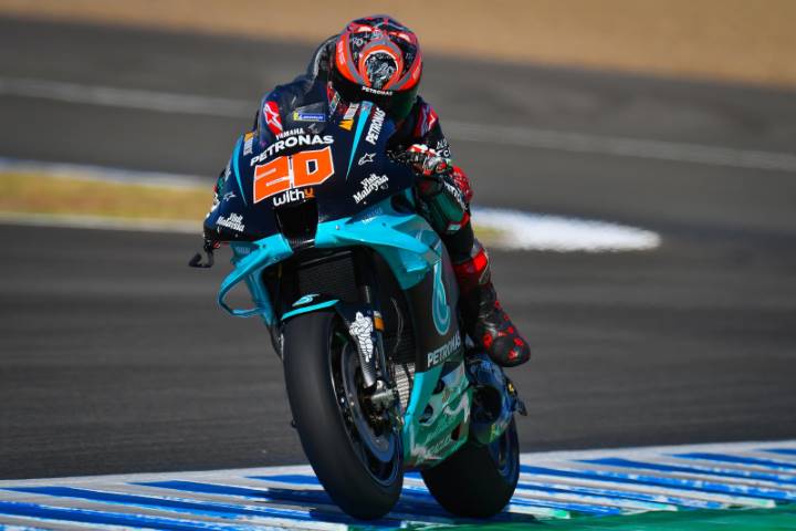 Fabio Quartararo pilotando la Yamaha del Petronas Yamaha SRT en el Circuito de Jerez durante los entrenamientos libres de MotoGP
