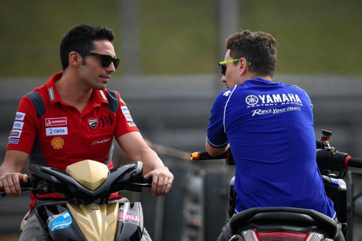 Michele Pirro y Jorge Lorenzo hablando durante unos test de MotoGP