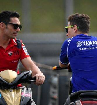 Michele Pirro y Jorge Lorenzo hablando durante unos test de MotoGP