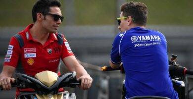 Michele Pirro y Jorge Lorenzo hablando durante unos test de MotoGP