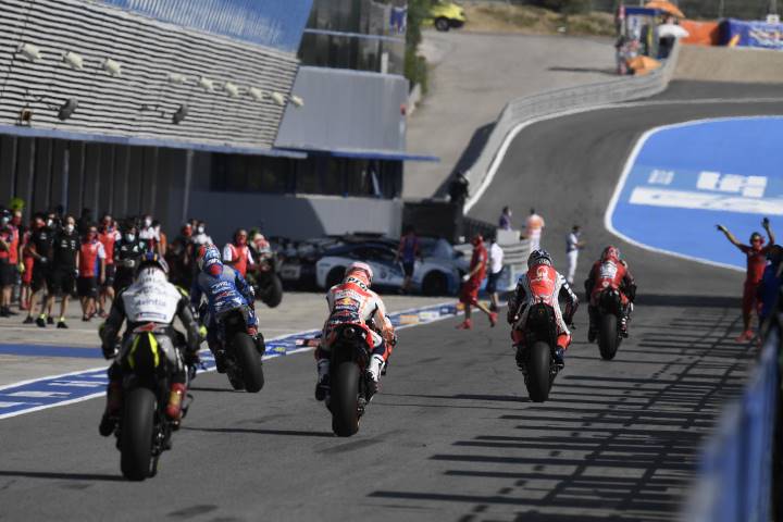 Los pilotos de MotoGP saliendo del pitlane