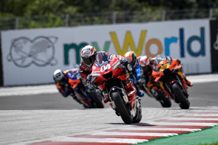 Dovizioso liderando en el GP de Austria, por delante de las KTM de Poncharal