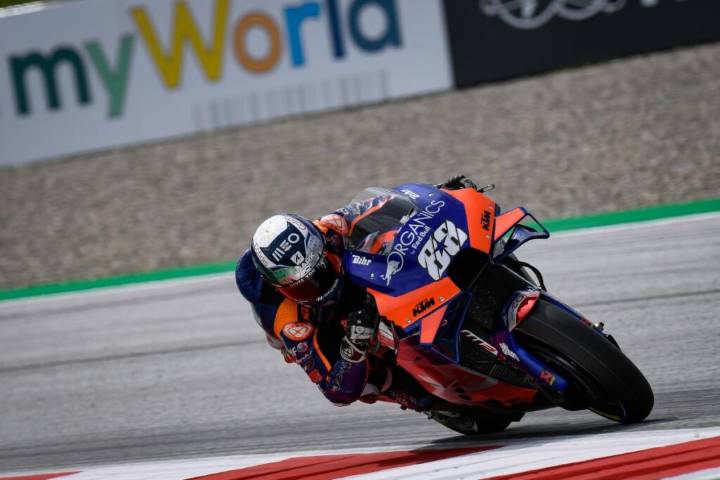 Oliveira pilotando su KTM en el GP de Austria