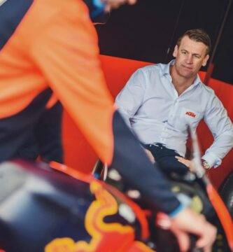 Pit Beirer en el box de KTM durante una carrera de MotoGP