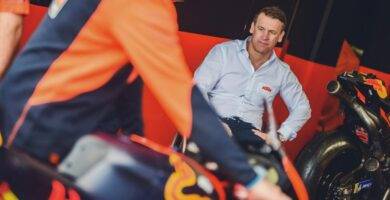 Pit Beirer en el box de KTM durante una carrera de MotoGP