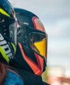 Dos motoristas en moto miran hacia a un lado