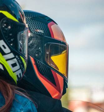 Dos motoristas en moto miran hacia a un lado