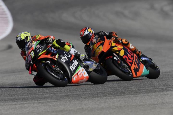 Aleix Espargaró pilotando la Aprilia junto a su hermano Pol Espargaró pilotando la KTM durante la carrera de MotoGP del Gran Premio de la República Checa