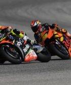 Aleix Espargaró pilotando la Aprilia junto a su hermano Pol Espargaró pilotando la KTM durante la carrera de MotoGP del Gran Premio de la República Checa