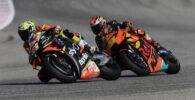 Aleix Espargaró pilotando la Aprilia junto a su hermano Pol Espargaró pilotando la KTM durante la carrera de MotoGP del Gran Premio de la República Checa