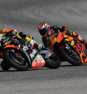 Aleix Espargaró pilotando la Aprilia junto a su hermano Pol Espargaró pilotando la KTM durante la carrera de MotoGP del Gran Premio de la República Checa