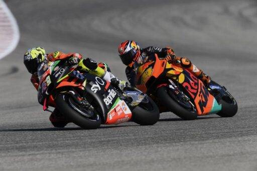 Aleix Espargaró pilotando la Aprilia junto a su hermano Pol Espargaró pilotando la KTM durante la carrera de MotoGP del Gran Premio de la República Checa