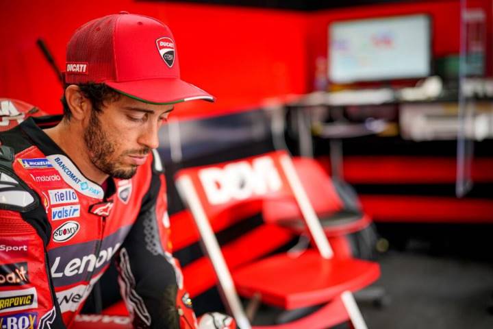 Andrea Dovizioso en el box de Ducati durante el Gran Premio de Andalucía de MotoGP