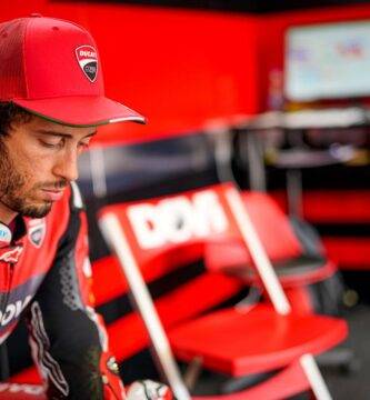 Andrea Dovizioso en el box de Ducati durante el Gran Premio de Andalucía de MotoGP