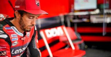 Andrea Dovizioso en el box de Ducati durante el Gran Premio de Andalucía de MotoGP