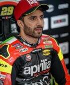 Andrea Iannone en el box de Aprilia durante una carrera de MotoGP