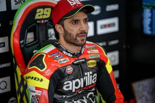 Andrea Iannone en el box de Aprilia durante una carrera de MotoGP