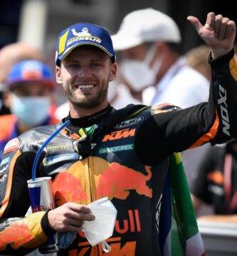 Brad Binder celebra la victoria de MotoGP