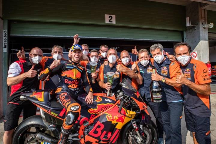 Brad Binder celebra su victoria en MotoGP en la República Checa