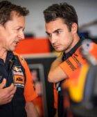 Dani Pedrosa junto a Mike Leitner en el box de KTM