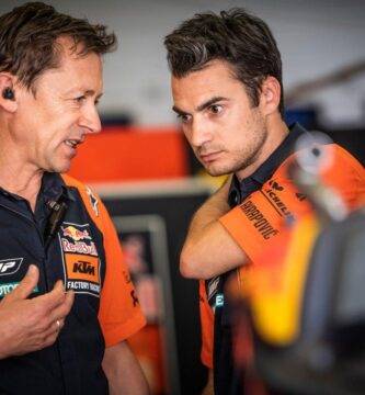 Dani Pedrosa junto a Mike Leitner en el box de KTM