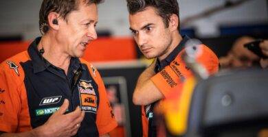Dani Pedrosa junto a Mike Leitner en el box de KTM