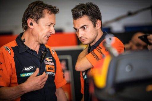 Dani Pedrosa junto a Mike Leitner en el box de KTM