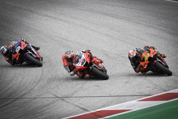 Jack Miller, Miguel Oliveira y Pol Espargaró de KTM en la última curva del GP Estiria