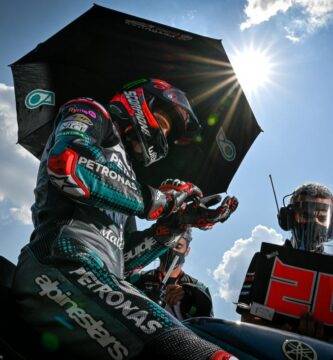 Fabio Quartararo en la parrilla de salida de una carrera de MotoGP sobre la Yamaha