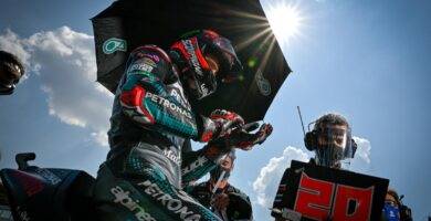 Fabio Quartararo en la parrilla de salida de una carrera de MotoGP sobre la Yamaha