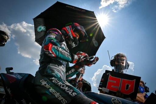 Fabio Quartararo en la parrilla de salida de una carrera de MotoGP sobre la Yamaha