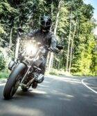 Un motorista circula por una carretera