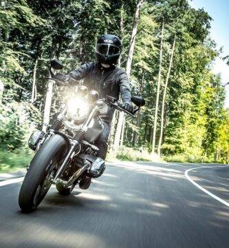 Un motorista circula por una carretera