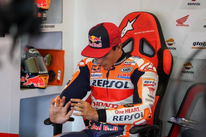 Marc Márquez en el box de Honda durante una carrera de MotoGP