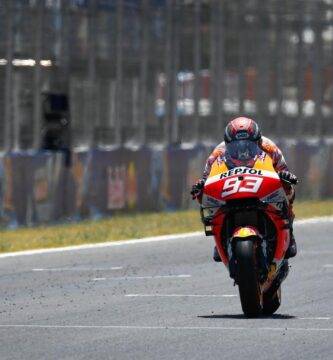 Marc Márquez durante una carrera de MotoGP pilotando la Honda