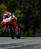 Michele Pirro pilotando la Ducati durante la última carrera de MotoGP