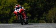 Michele Pirro pilotando la Ducati durante la última carrera de MotoGP