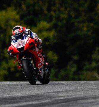 Michele Pirro pilotando la Ducati durante la última carrera de MotoGP