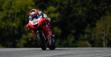 Michele Pirro pilotando la Ducati durante la última carrera de MotoGP
