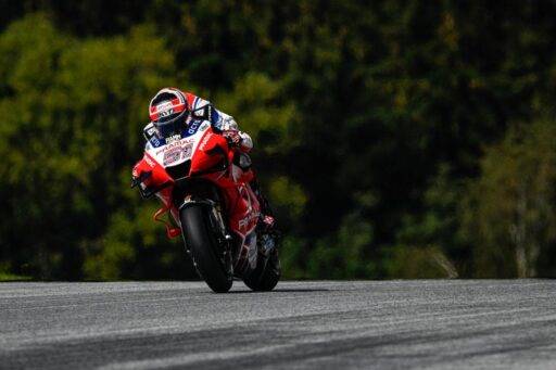 Michele Pirro pilotando la Ducati durante la última carrera de MotoGP