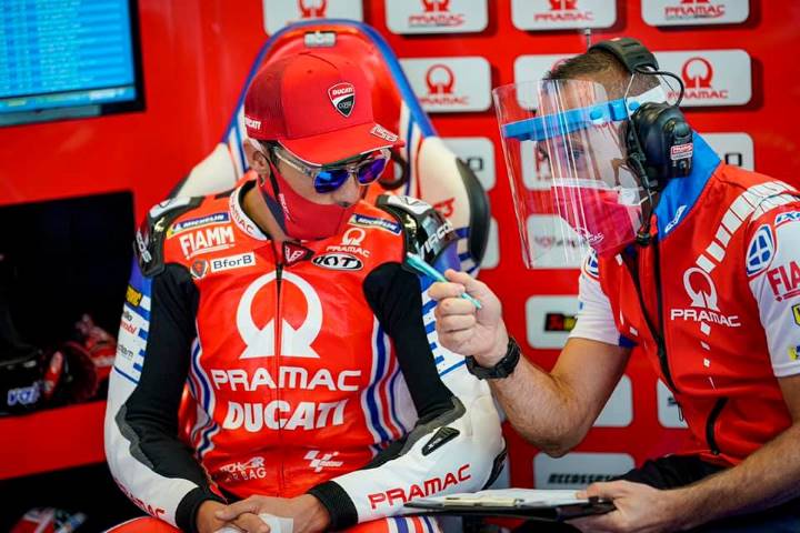 Michele Pirro en el box del Pramac Racing durante el Gran Premio de Austria de MotoGP