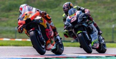 Pol Espargaró y Johann Zarco durante la carrera de MotoGP del Gran Premio de la República Checa en Brno