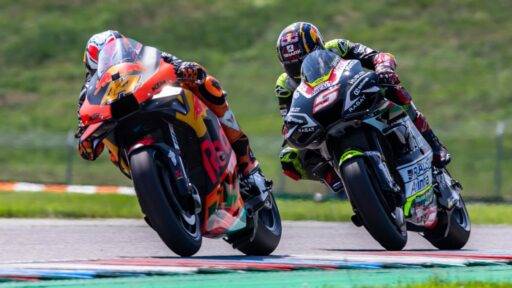 Pol Espargaró y Johann Zarco durante la carrera de MotoGP del Gran Premio de la República Checa en Brno