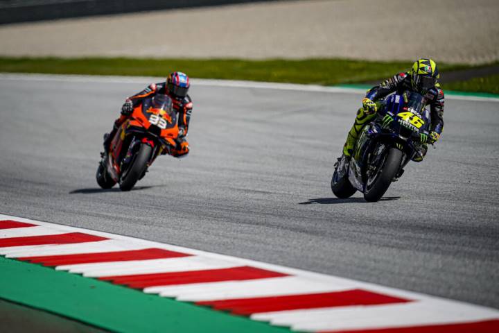 Valentino Rossi y Brad Binder durante la carrera de MotoGP del Gran Premio de Austria