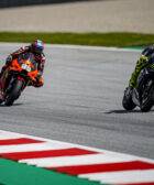 Valentino Rossi y Brad Binder durante la carrera de MotoGP del Gran Premio de Austria