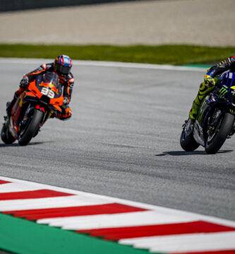 Valentino Rossi y Brad Binder durante la carrera de MotoGP del Gran Premio de Austria