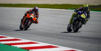 Valentino Rossi y Brad Binder durante la carrera de MotoGP del Gran Premio de Austria