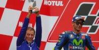 Valentino Rossi y Lin Jarvis celebrando un podio de Yamaha en MotoGP